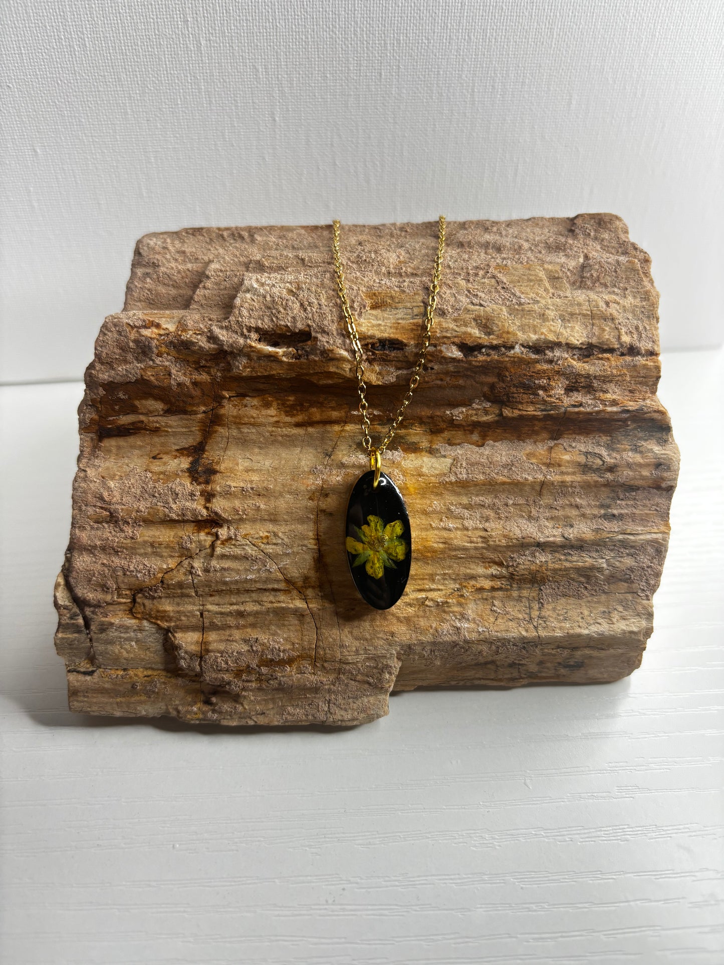 Yellow and gold oval necklace